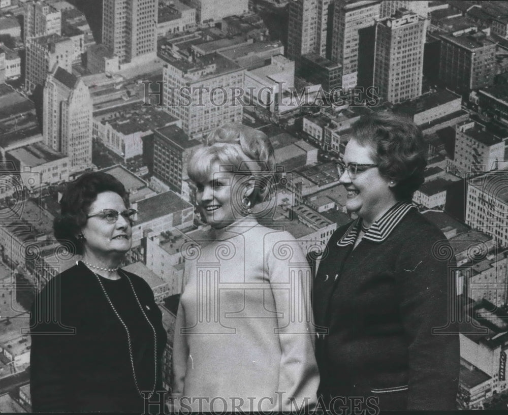 1969 Press Photo Mary Zahn, Vera Harris, Women in Chambers of Commerce officers - Historic Images