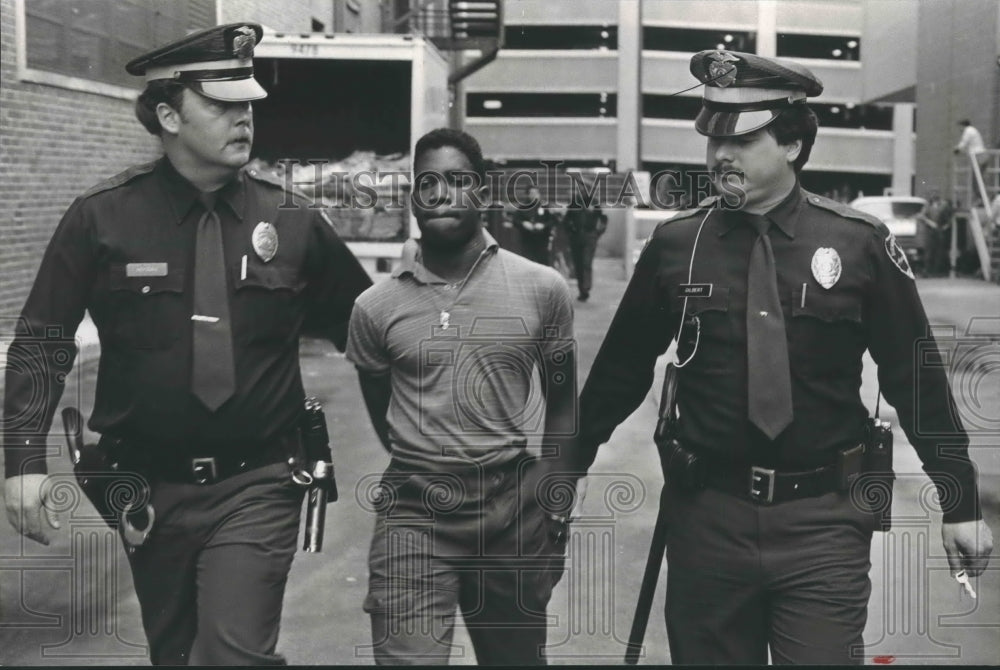 1985, Melvin Harris escorted by Birmingham police officers - Historic Images