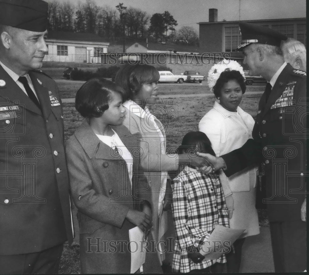 1970 Press Photo Westmoreland greets Mrs. Matthew Leonard, Widow of Alabama hero - Historic Images