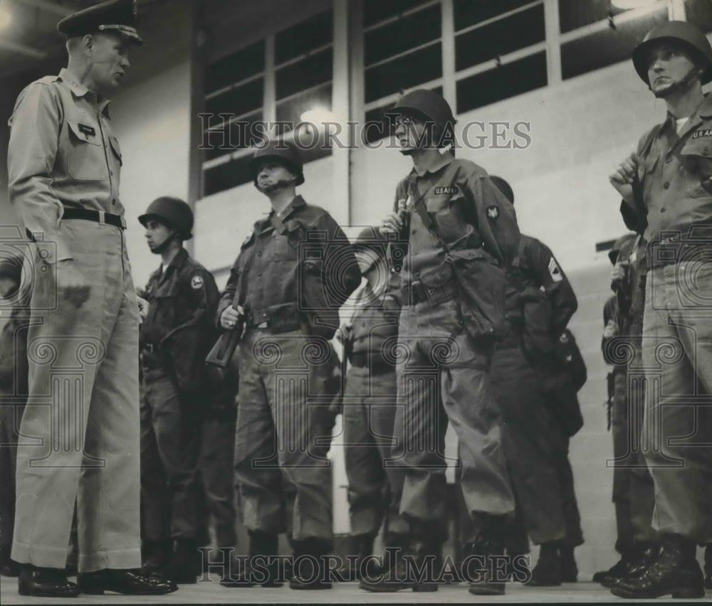 1967 Press Photo Major General Henry Graham thanks guardsmen as martial law ends - Historic Images