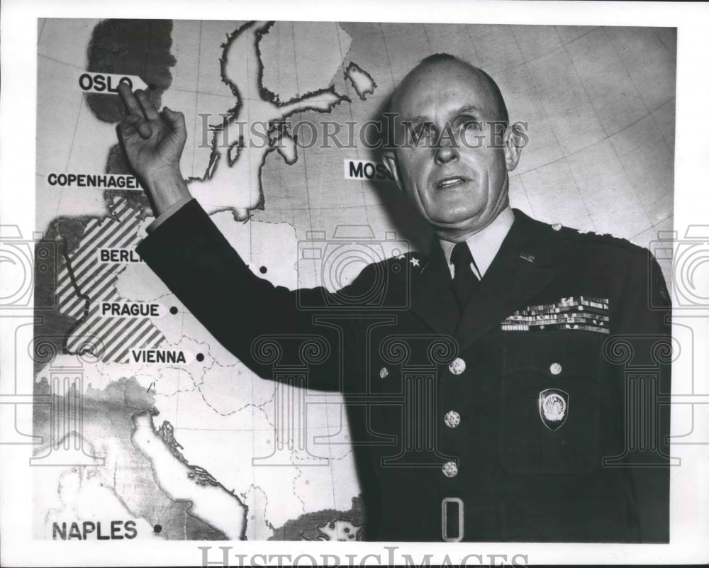 1956 Press Photo General Alfred M. Gruenther, U.S. Army, gestures to map - Historic Images