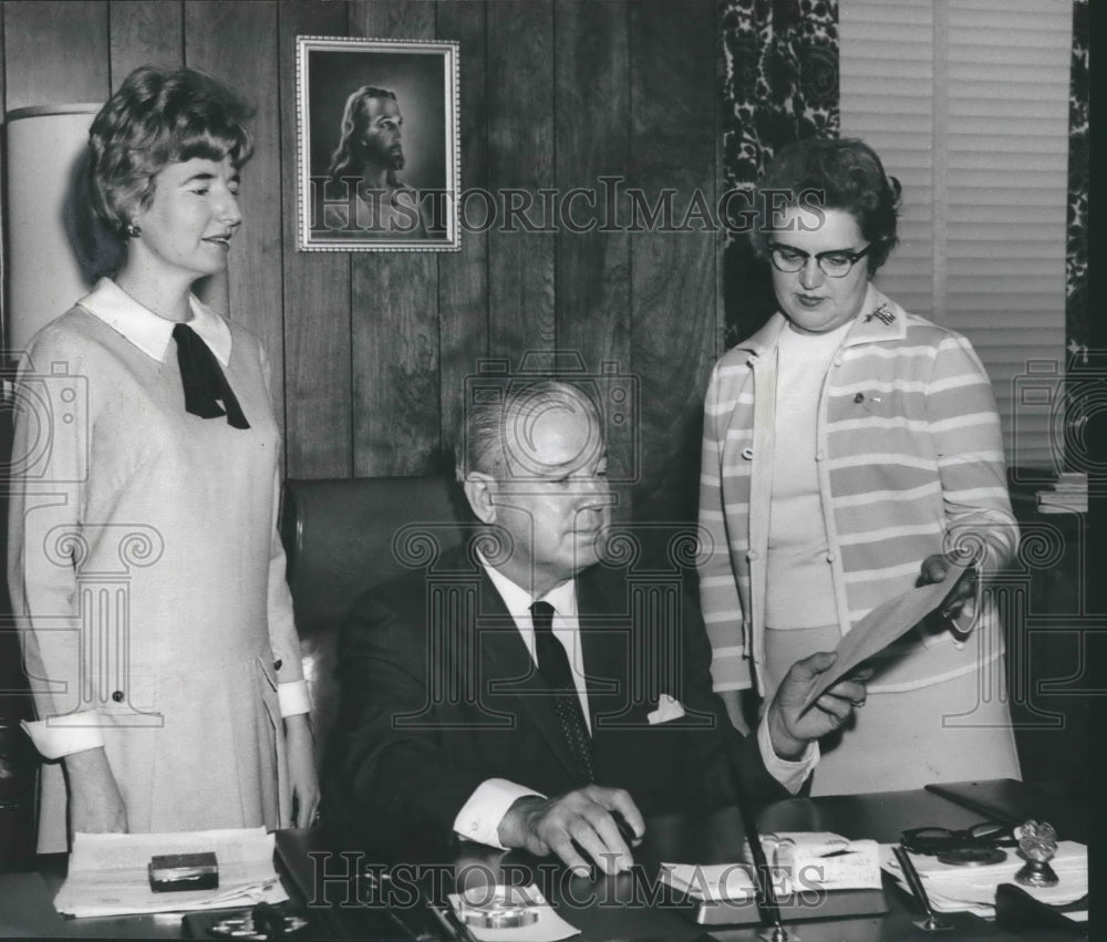 1968 Press Photo W. Cooper Green Jefferson County commissioner, Juanita Winston - Historic Images