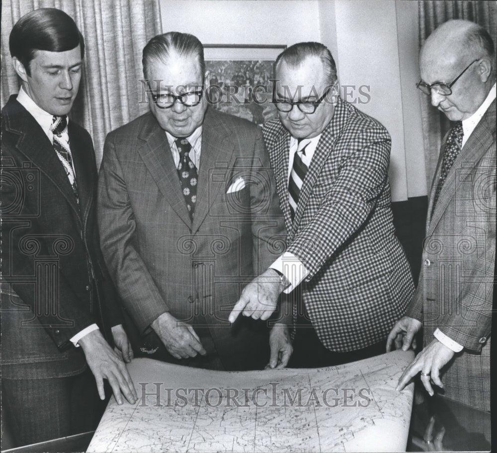 1974 Press Photo Jefferson County officials discussing water dilemma, Alabama - Historic Images