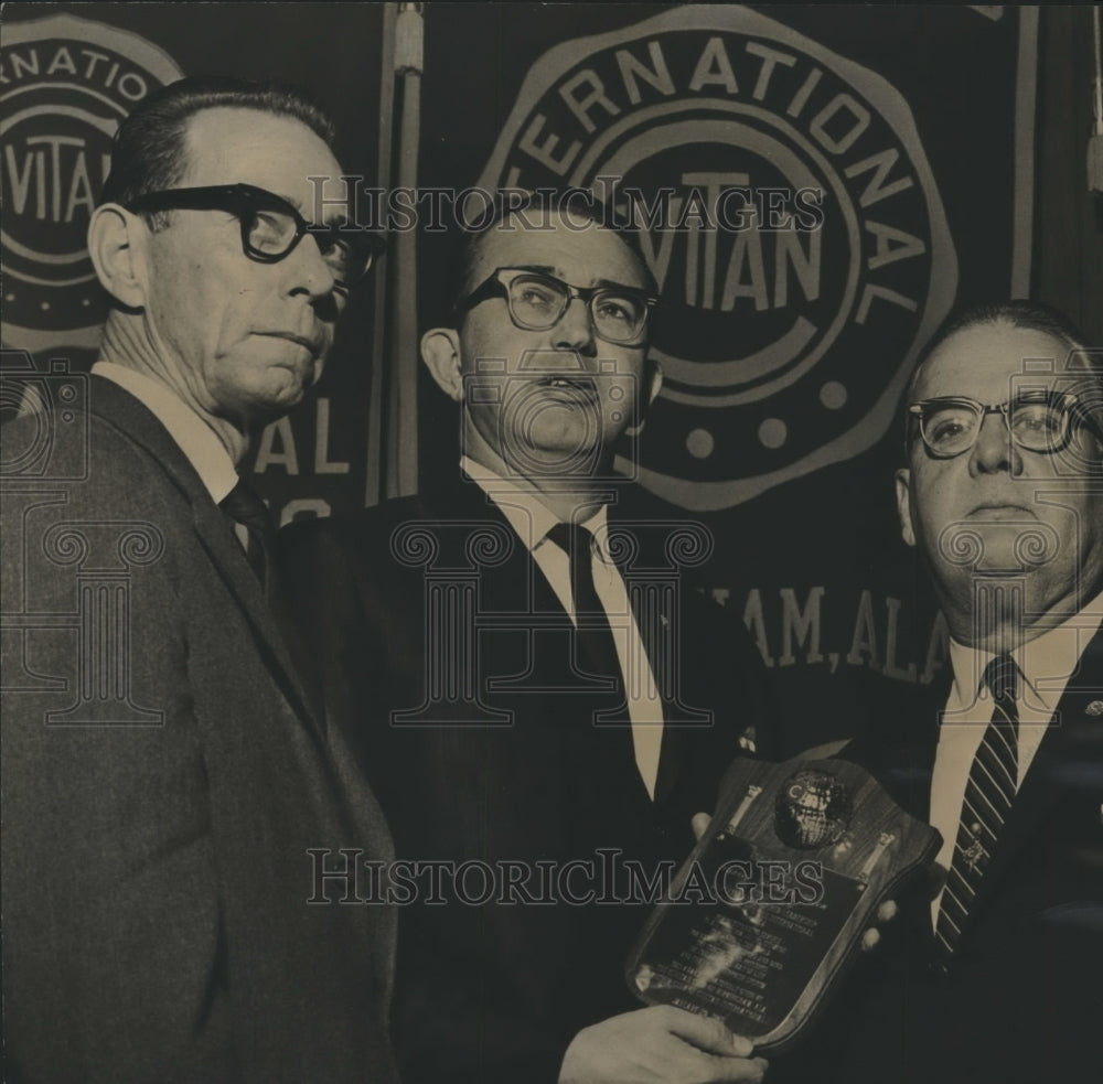 1965 Press Photo Aubrey D. Green receives World citizenship award, Alabama - Historic Images