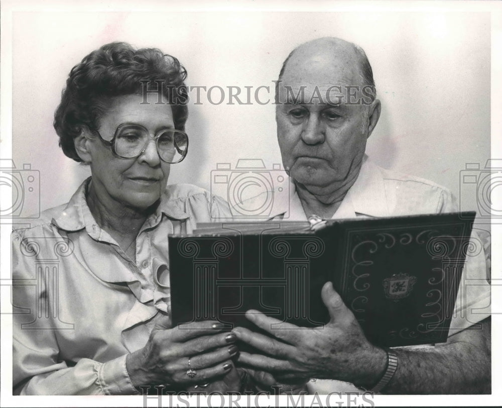 1985 Press Photo Mr. &amp; Mrs. Cleve Harris, picture of son, Major C.S. Harris, AL - Historic Images