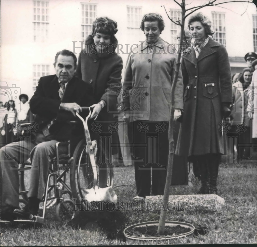 1973 Press Photo Governor George C. Wallace accepts tree for MIA soldiers, AL - Historic Images