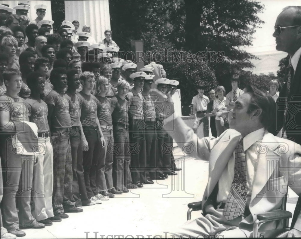 1975 Press Photo George Wallace, Alabama Governor swore in 75 men to Marine Corp - Historic Images