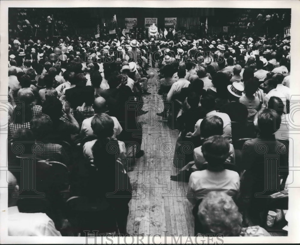 1970 Press Photo Crowd Fills Room at George Wallace Rally - abna35622 - Historic Images