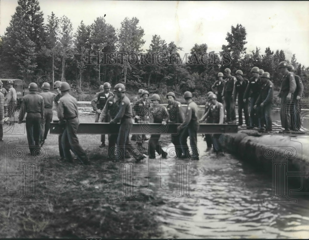 1961 Press Photo Soldiers practice with floating bridge at Fort McClellan - Historic Images