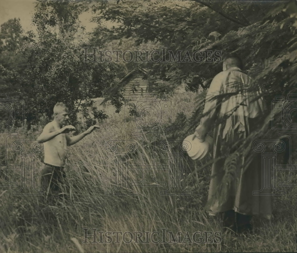 1963, Thomas Looney surrenders to police on Rose Hill Road - Historic Images