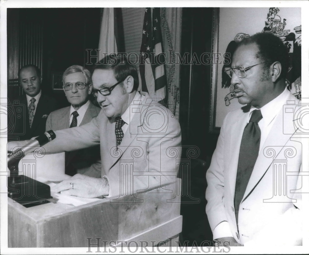 1980 Alabama Governor Fob James speaks at podium with others - Historic Images