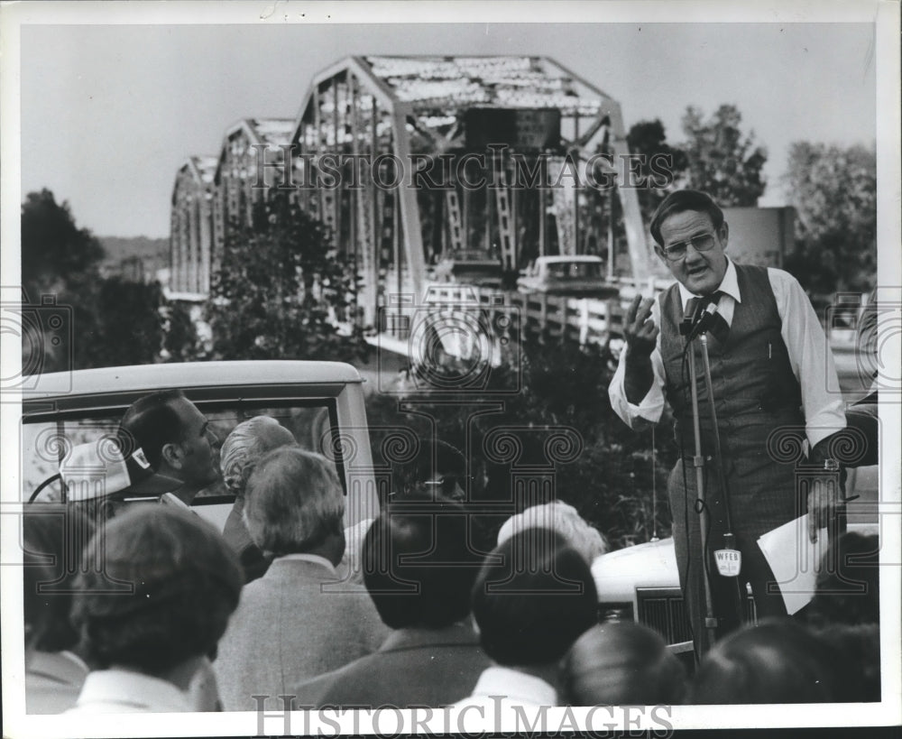 1981, Alabama Governor Fob James speaks to crowd from back of truck - Historic Images