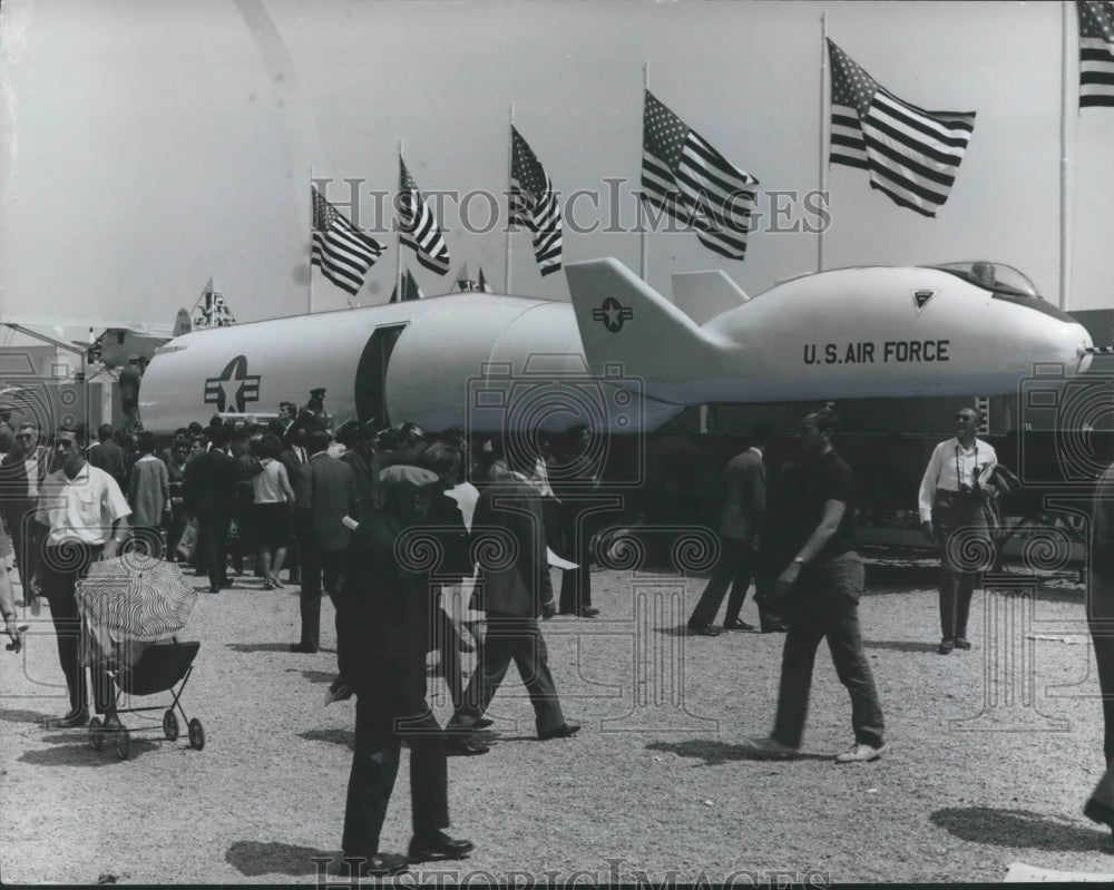 1970 Press Photo Space exhibit at Woodrow Wilson Park for Veterans Day, Alabama - Historic Images