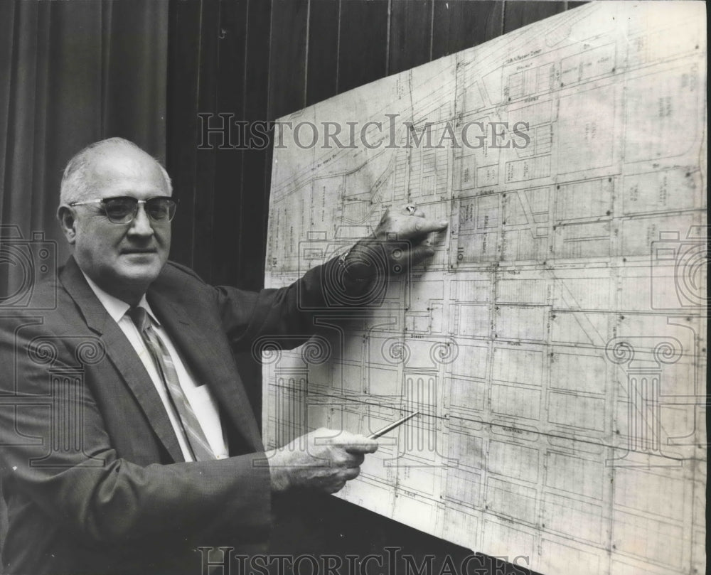 1971, William Kell, City Manager of Anniston, Alabama pointing at map - Historic Images
