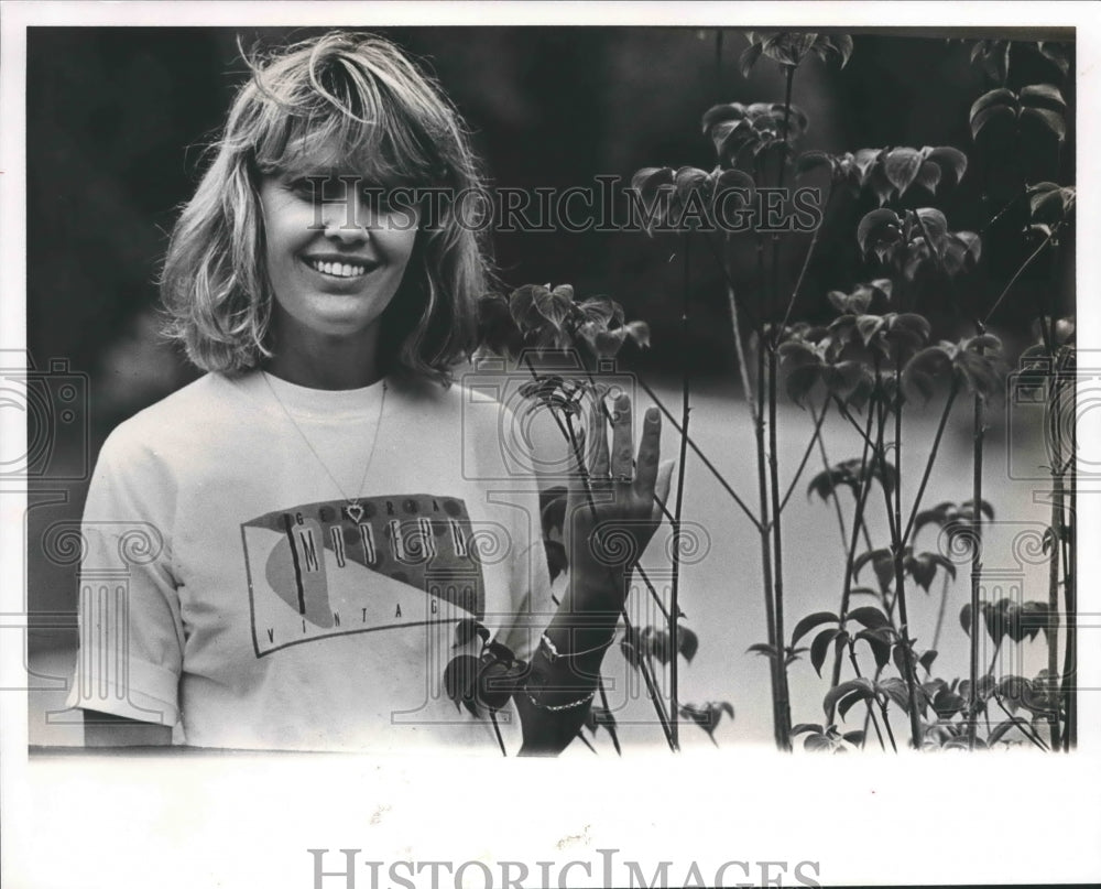 1990 Janet Joseph, Ryan White&#39;s aunt standing by plants - Historic Images