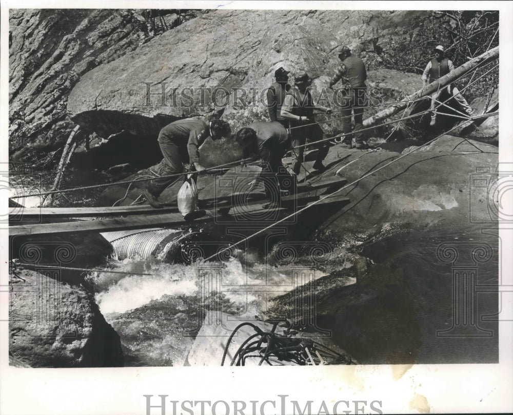 1989 Press Photo Leslie Ann Kaylor rescue attempt at Noccalula Falls, Alabama - Historic Images