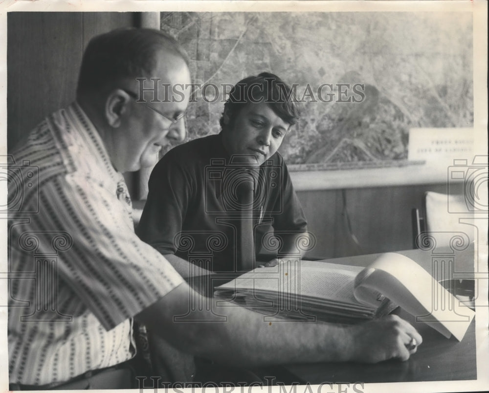 1974 Press Photo Tommy Judd, Gadsden personnel director with Mayor C. B. Collier - Historic Images