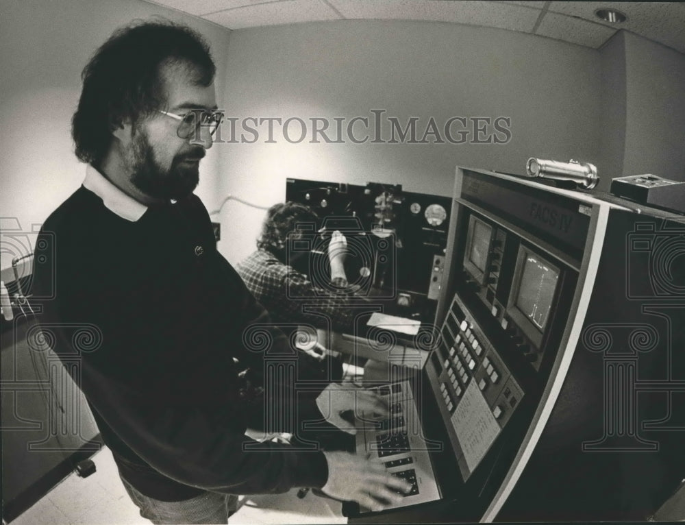 1983 Professor John Kearney working on high tech machine, Alabama - Historic Images