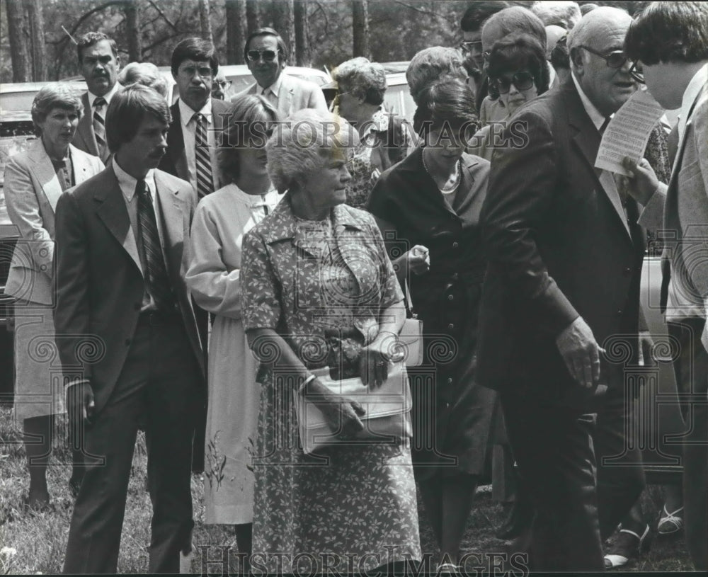 1980 Evelyn Jordan and family going to graveside - Historic Images