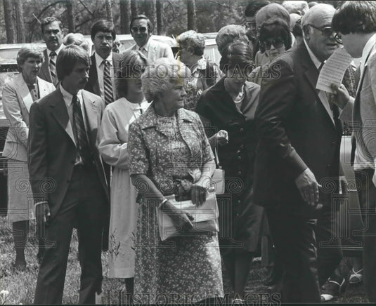 1980 Evelyn Jordan and family going to graveside - Historic Images