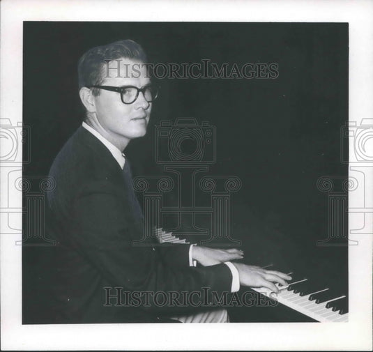 1967 Press Photo Roland Jordan of Auburn University plays piano - abna35733 - Historic Images