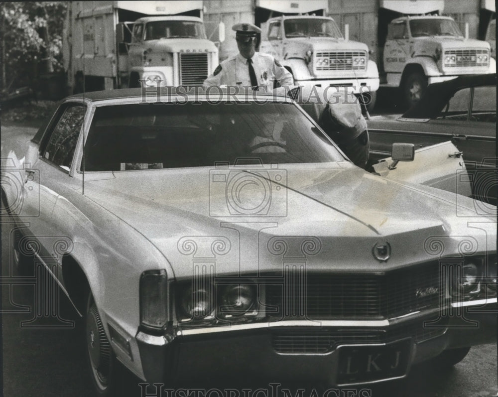 1970 Press Photo Vestavia police officers examine car in shopping center - Historic Images
