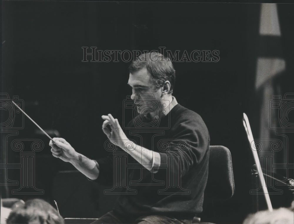 1985, Conductor Vakhtang Jordania - abna35737 - Historic Images