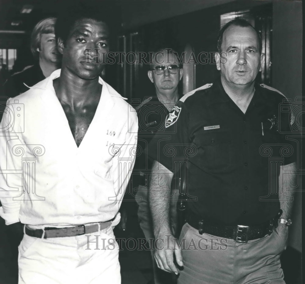 1982 Jerry Lee Jones escorted to court by police officers - Historic Images