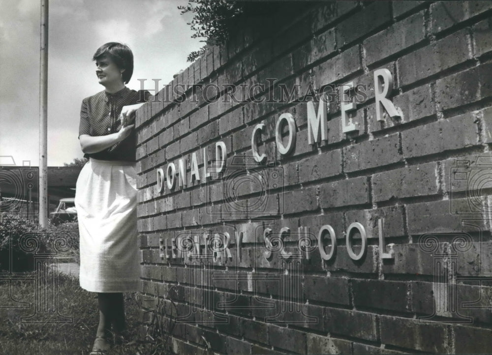 1979 Barbara Jones leans on wall at Comer Elementary School, Alabama - Historic Images