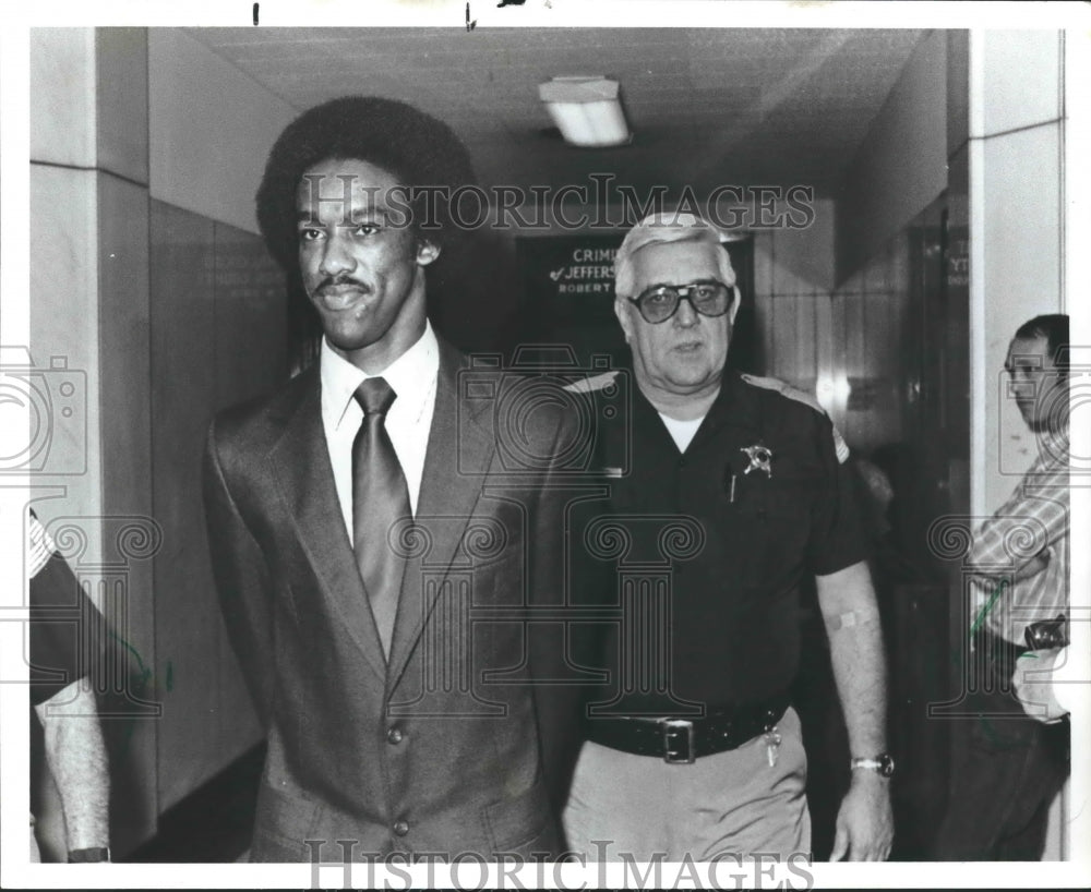 1982, Benny Ray Jones outside courtroom with bailiff, Alabama - Historic Images