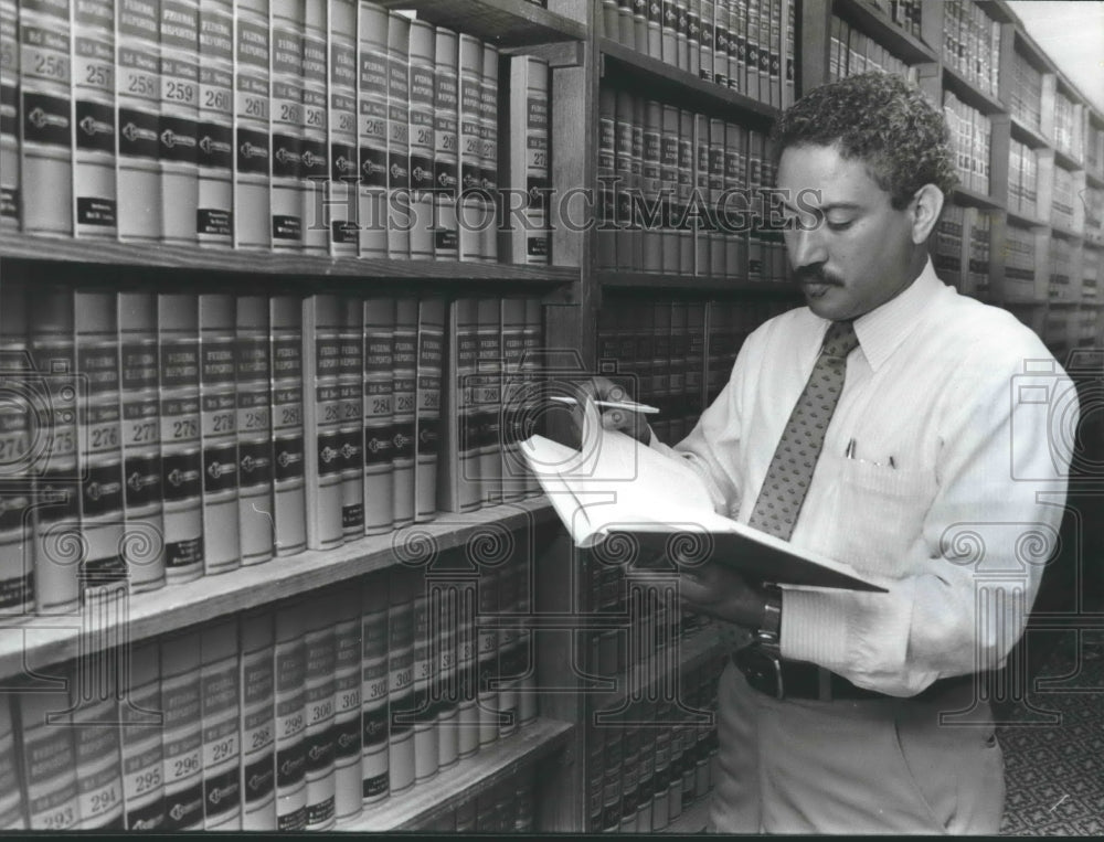 1981 Press Photo Bob Jones researching project in front of legal books, Alabama - Historic Images