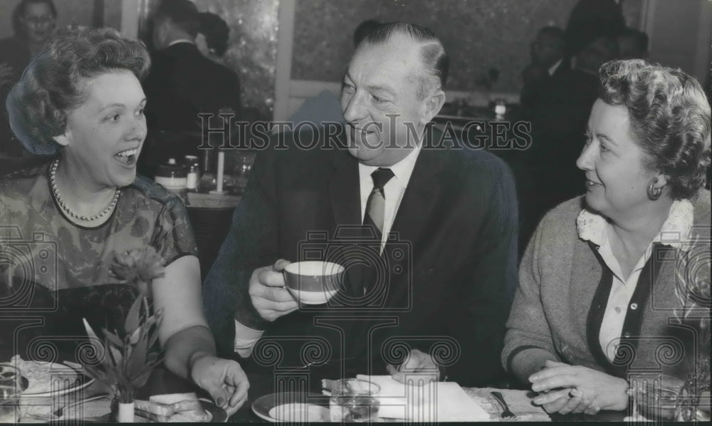 1961 Press Photo Robert E. Jones enjoys &#39;cup&#39; with Huntsville residents, Alabama - Historic Images