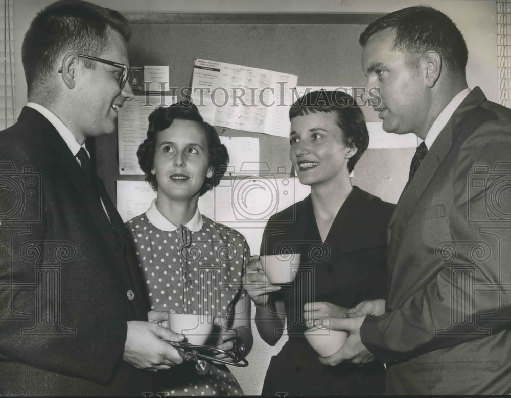 1960 Press Photo Doctors Finley and Tucker enjoy family coffee break, Alabama - Historic Images