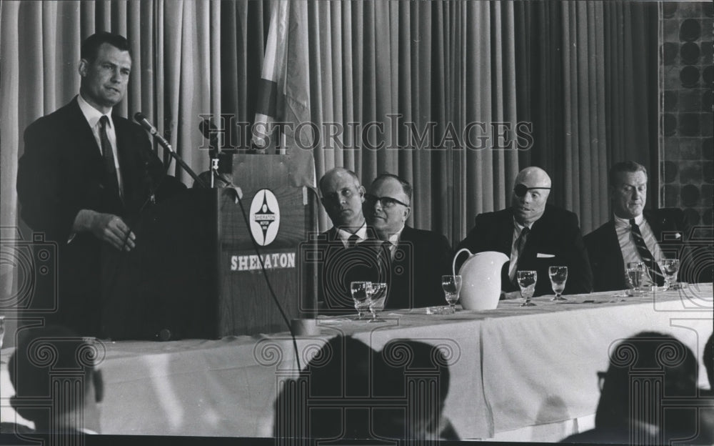 1966 Press Photo Bob Gilchrist, candidate for governor, speaks in Huntsville - Historic Images