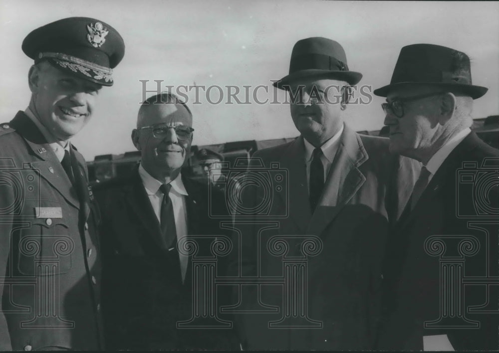 1987, Alabama mayors meet National Guardsman - abna35835 - Historic Images