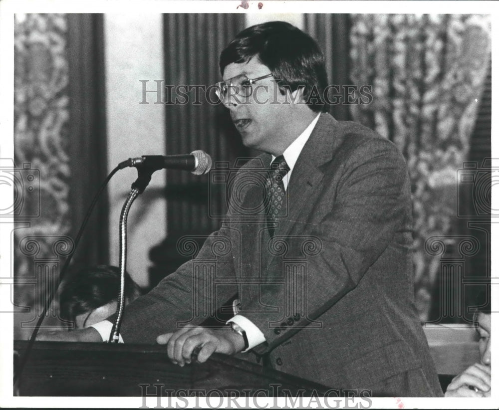 1979 Alabama Attorney General Charlie Graddick speaks at podium - Historic Images