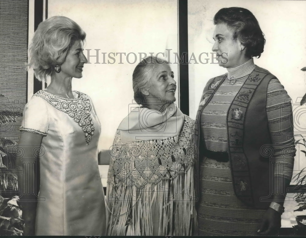 1972 Press Photo Wives of United Nations delegation at Needlework Guild Meeting - Historic Images