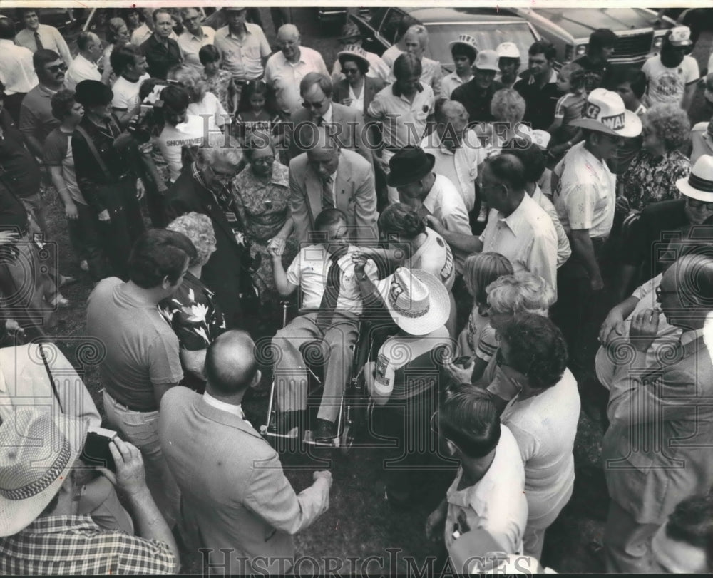 1982 Former Alabama Governor George C. Wallace campaigns, Tuscumbia - Historic Images