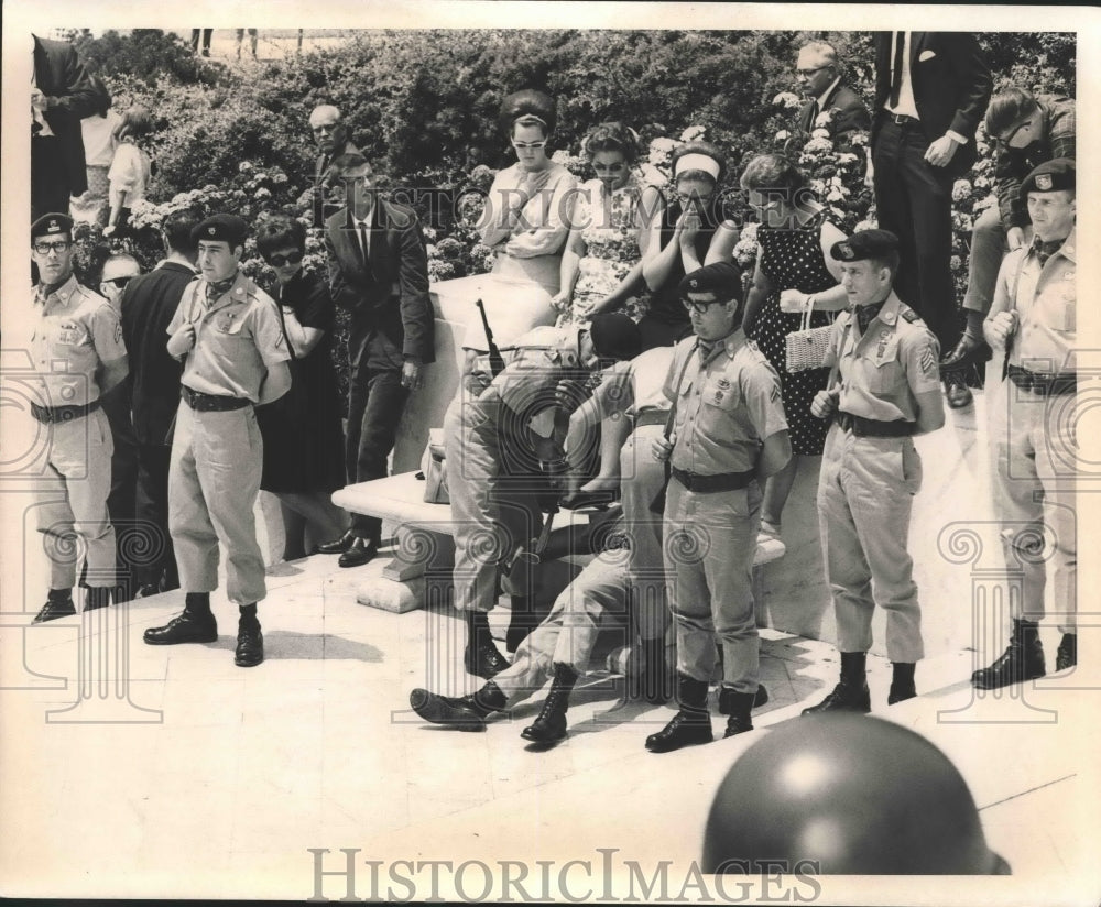 1968 Press Photo Death of Governor Lurleen B. Wallace, People attending Funeral - Historic Images