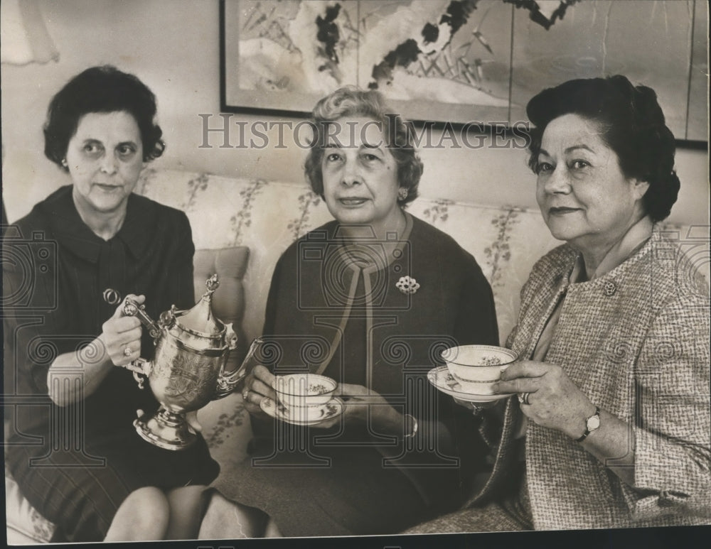 1964 Press Photo Mrs. Yancey Goodall with Others at Silver Tea Fundraiser-Historic Images