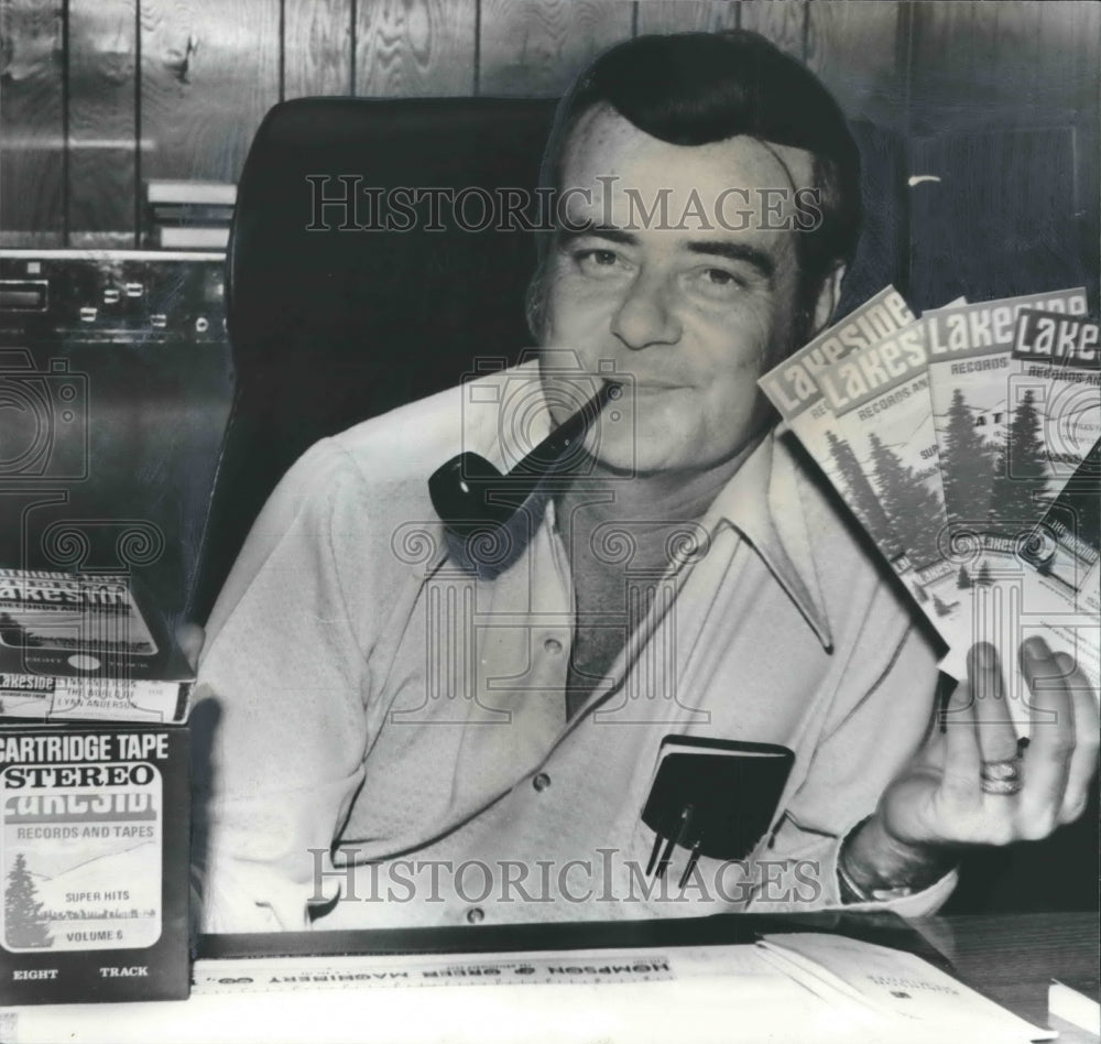 1972 Press Photo Autry Inman, Alabama Custom Tape Corporation with Pamphlets - Historic Images