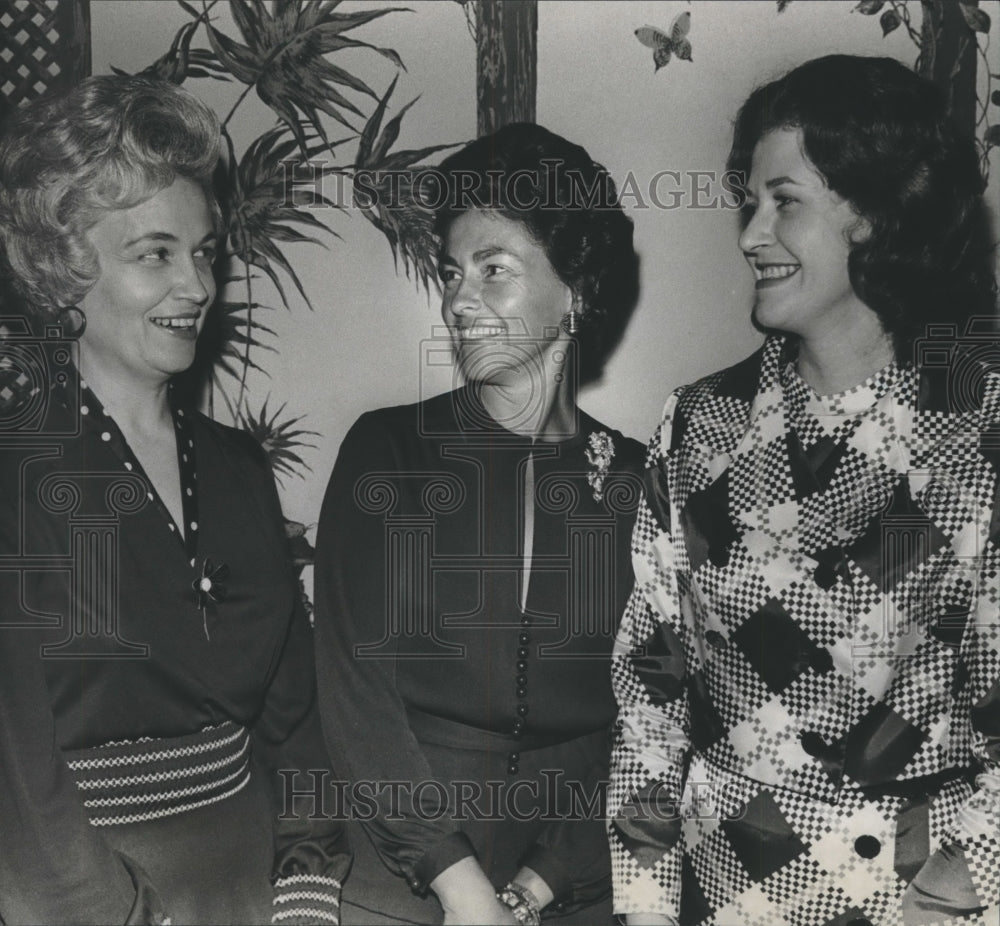 1975 Press Photo Mrs. Glenn Ireland II with Others at Children&#39;s Service Lunch - Historic Images