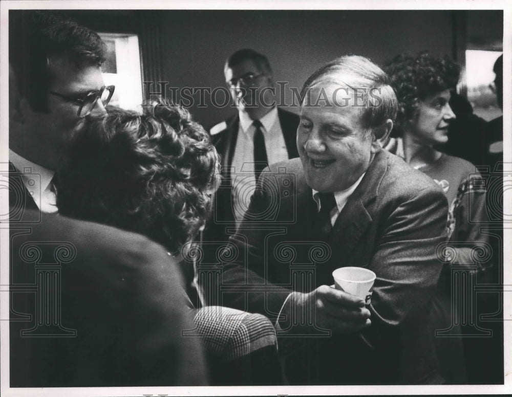 1990 Press Photo Candidate for Governor Fob James talks to supporters - Historic Images