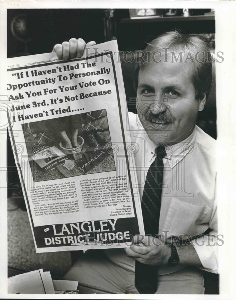 1986, Lawyer Johnny Langley displays one of his advertisements - Historic Images