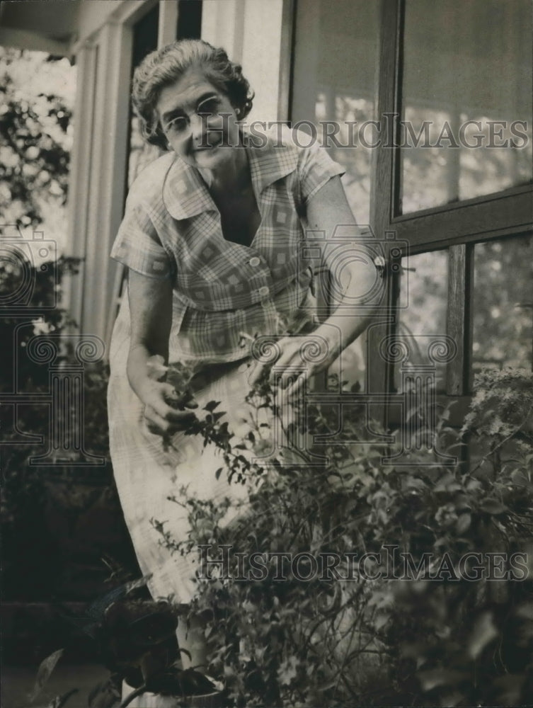 1957 Press Photo Mrs. J. O. McClung after Hip Surgery in her Garden, Birmingham - Historic Images