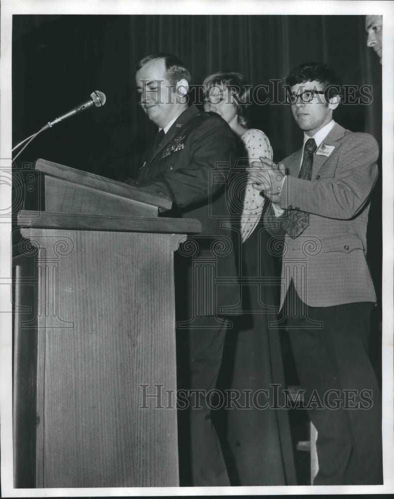 1973 Press Photo Captain Edwin Hawley, former Prisoner of War addresses students - Historic Images