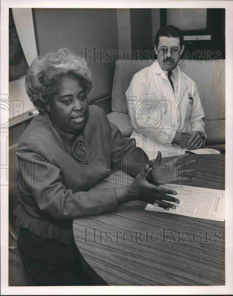 1989 Representative Bobbie McDowell, Doctor Mark Deierhoi in back - Historic Images