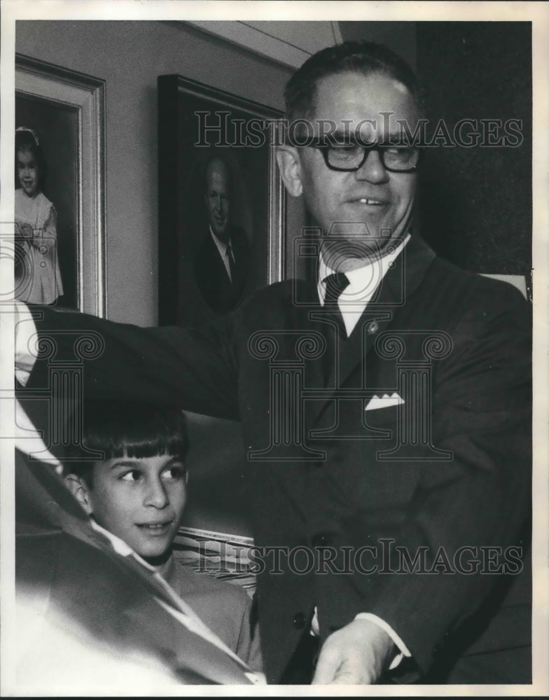 1969 Press Photo F. M. McDowell, Soap Box Derby parade chairman with young boy - Historic Images