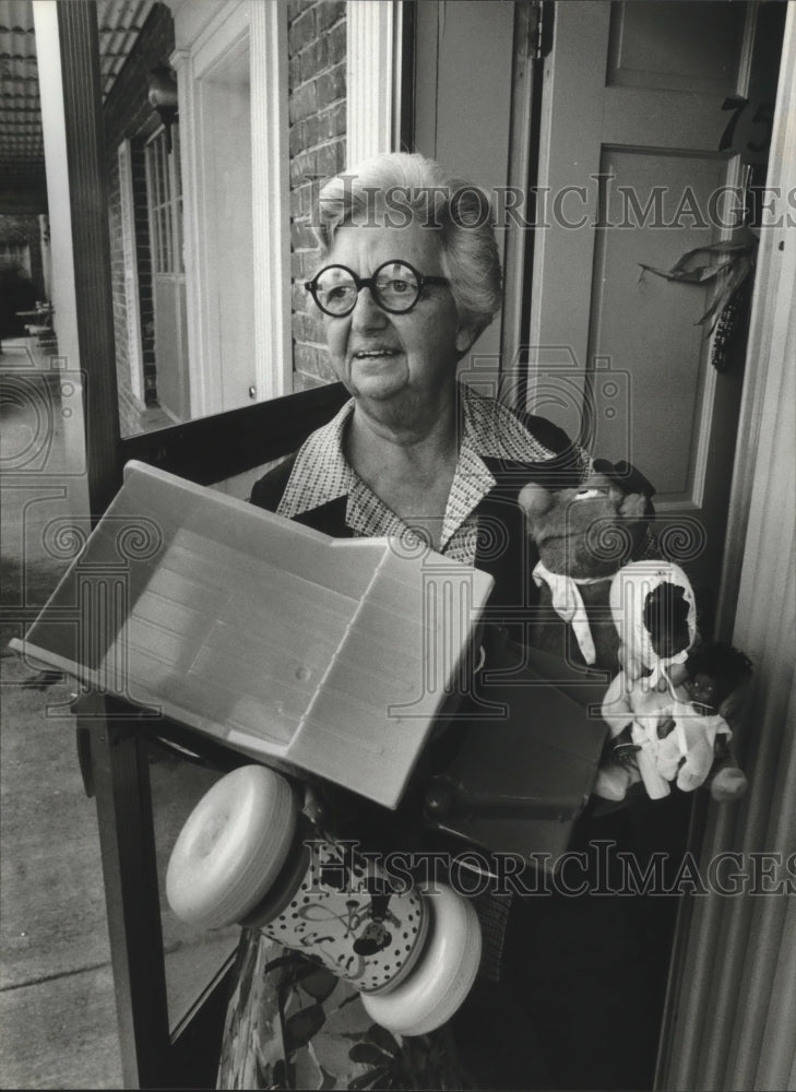 1979 Alabama corrections volunteer will help inmates play Santa - Historic Images