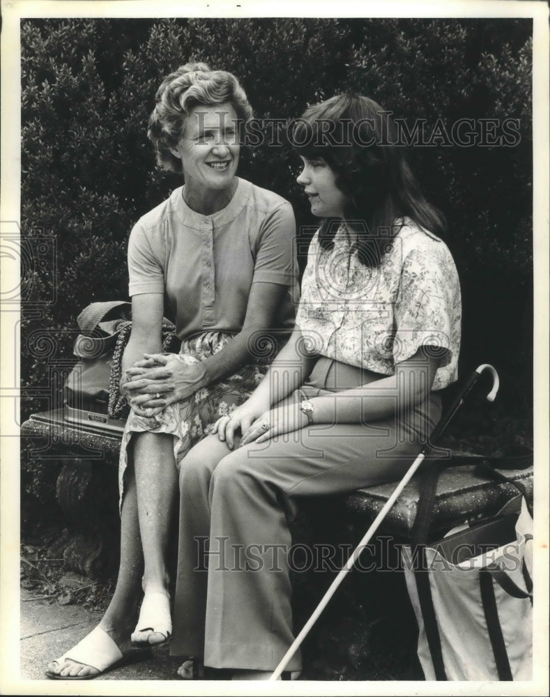 1979 Samford University student Carla Davis talks with Jesse Miller - Historic Images